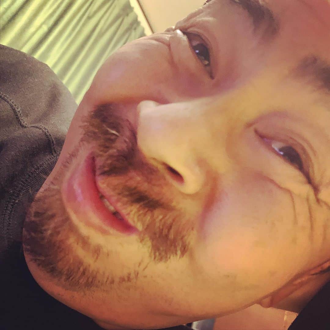 こーいちのインスタグラム：「さぁ年内のツアーも残すは明後日の京都のみ。  今回のツアーは今までのライブとは少し違うけど今やから出来るライブを3人で必死こいてやってるのでこれから来る人は楽しみにしといて下さい。  そして会場も引き続き感染対策しっかりやっていきますのでご協力の程よろしくお願いします。  ほな明後日な。」