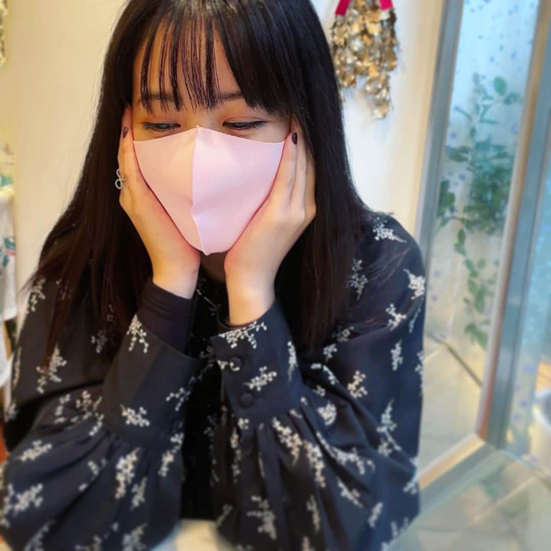 神室舞衣のインスタグラム：「11月に学生時代のお友達と会いました。当時はほぼ一緒にいたから懐かしい話で盛り上がって、その日は面白い事もあってとても楽しい1日でした。 今思い出しても笑っちゃう。笑  東京に地元の友達があまりいなくて会う事もなかなかないので貴重な時間で嬉しい✨ ケーキも美味しかったし最高です☺︎ #ヒートテック」