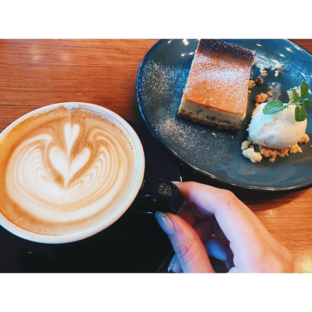 高橋菜生さんのインスタグラム写真 - (高橋菜生Instagram)「. 1年ぶりに前担当していただいてた マネージャーさんと☕️ もっとはやく出会えていたら、、と思う🥺  ここのお店のアールグレイチーズケーキが とっても美味しかった！！ 雰囲気も素敵だしお気に入りカフェ登録！🤍 . #cafe #café #chill #cheesecake  #instagood #instalike #instafood  #followｍe #follow #likeme #like #カフェ #カフェ巡り #カフェスタグラム  #お洒落カフェ #チーズケーキ  #espressodeworks #エスプレッソディーワークス」12月6日 19時32分 - nao1118takahashi