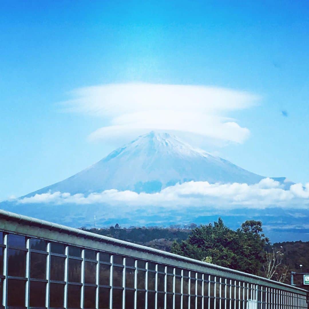 のインスタグラム：「浜名湖からの帰り道、 富士山にレンズ雲がかかってた！ 自分の眼で、初めて見ました！ 幻想的😍  #富士山 #レンズ雲 #傘雲」
