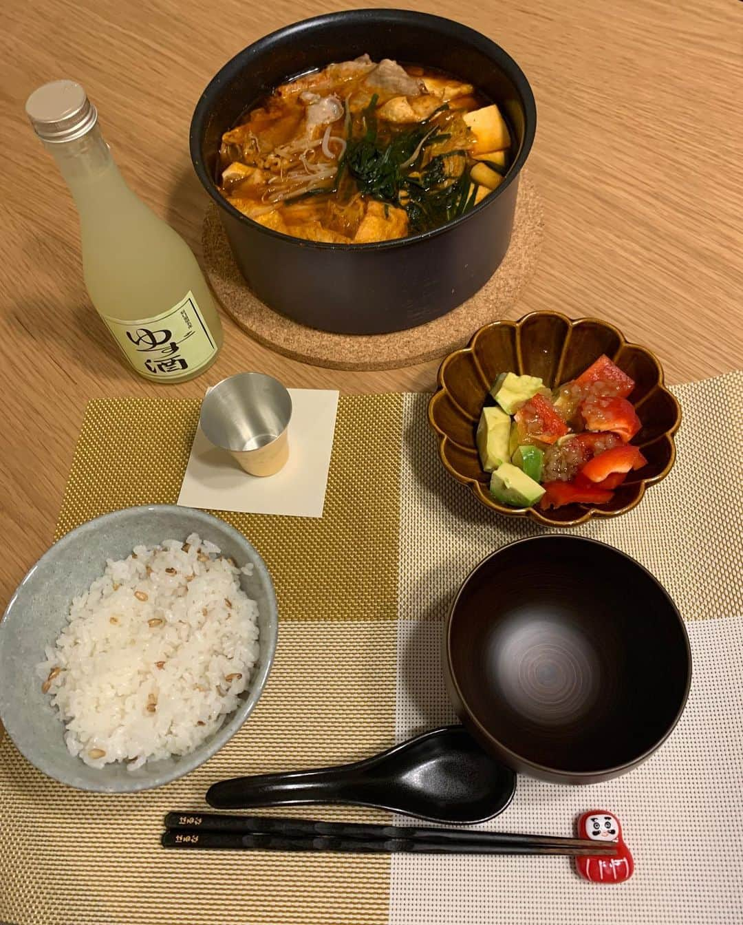 長谷川晴奈さんのインスタグラム写真 - (長谷川晴奈Instagram)「先日の　#はせはるの本気ご飯  赤から風鍋🌶 5辛  🍚献立メニュー🍚 ・赤から風鍋 ・アボカドとパプリカのサラダ ・麦ご飯 ・ゆず酒  赤からの素が売ってたので 寒い日はあたたかい鍋が食べたいと思い 再現して作ってみたよ☺️ 最高に美味しかったー❤️  そしてゆず酒はノンアルレベルに お酒感がなくて飲めない私でも 飲める美味しいゆず酒を金沢の旅行先の 旅館で買いました！ お取り寄せしたい笑 おちょこも金沢の金箔を貼り付けた綺麗なおちょこを お土産で買ったものです！  #夜ご飯　#晩御飯　#晩飯　#晩ご飯 #鍋 #赤から　#赤から鍋　#お酒　#ゆず酒　#金沢　#金沢の金箔　#金箔　#おちょこ　#料理記録　#手作りご飯　 #ティファール」12月6日 14時04分 - haruna_hasegawa71