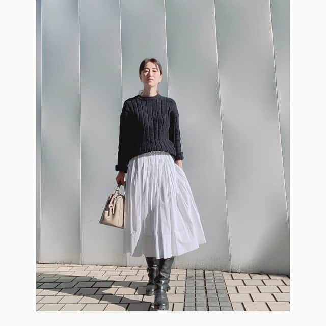 前田ゆかのインスタグラム：「日差しが眩しく暖かい日✨  ニット @stunninglure   スカート　@doublestandard_official   バック　@fendi   ブーツ　@sartoreofficiel   #スタンニングルアー #ダブスタ #フェンディ #サルトルブーツ」