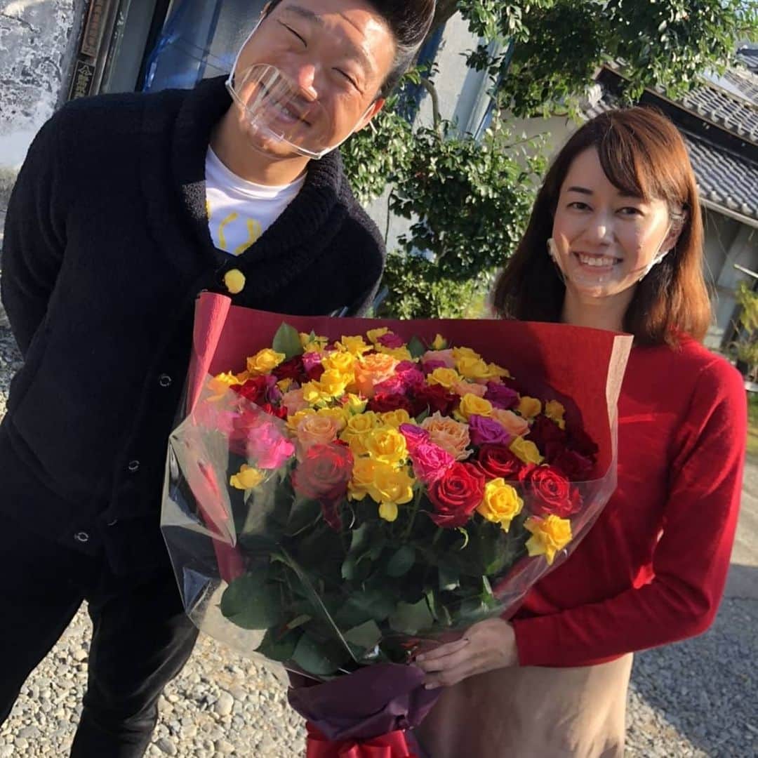 のインスタグラム：「一昨日のまるごとで放送した、みやぞんさんとのロケ😊50本のバラのサプライズに、大好物の餃子を30個いただき、コタツでくつろぐ…とっても楽しくて、至福の時間でした！ご協力いただいた皆さま、本当に有り難うございました！」