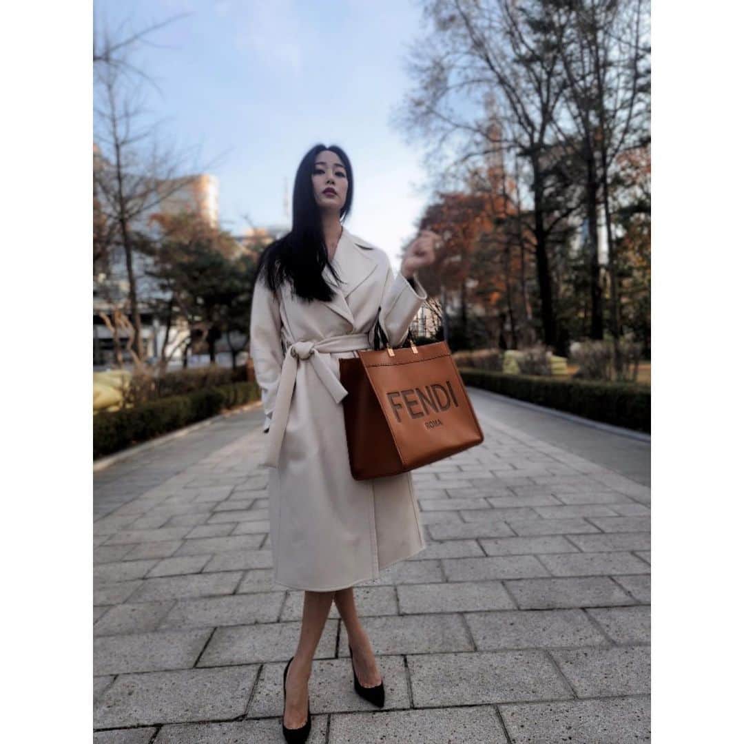 キム・ヒョジンさんのインスタグラム写真 - (キム・ヒョジンInstagram)「오랜만에 복기 메컵❤️ -마스크는 사진 촬영시에만 잠시 벗었습니다- #광고#Fendi#FendiFW20」12月6日 14時08分 - hyojin__0705