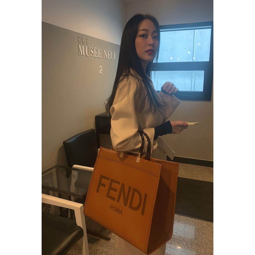 キム・ヒョジンさんのインスタグラム写真 - (キム・ヒョジンInstagram)「오랜만에 복기 메컵❤️ -마스크는 사진 촬영시에만 잠시 벗었습니다- #광고#Fendi#FendiFW20」12月6日 14時08分 - hyojin__0705