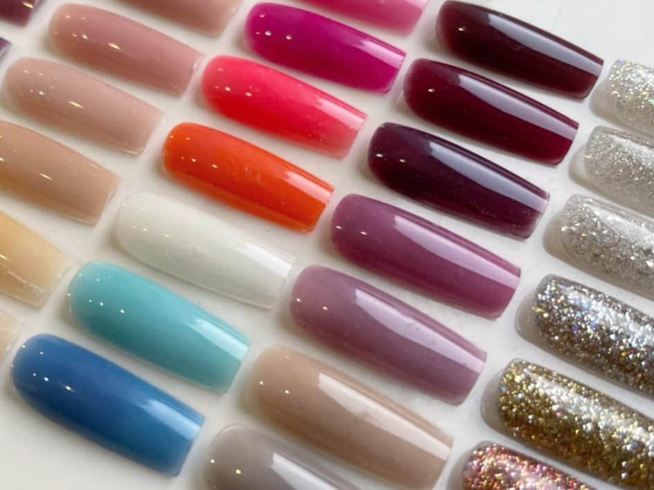 山名未紗のインスタグラム：「@lb.acrylic  LB Acrylic powder  山名未紗がこだわり抜いた 絶妙なcolor powder  @nailpartner  @naillabojp_harajuku  にてご購入頂けます✨  ネイルパートナー様は 12月10日までSALE‼️  そこでDMMオンラインサロンでもご要望があった  「LB 祭り」開催します！  LB 祭りって？ LB について熱く語るLIVEのこと  #LB祭り  @crossnail.nakano が インスタLIVEでLB を愛用してくださっていつのまにか祭りに✨ ありがとうございます！  明日12月7日(月)朝8:00〜 LB 祭りLIVEしますので 皆さまご覧くださいねー‼️  画像は　@luxbox.group  @luxbox_marino が撮影📸」