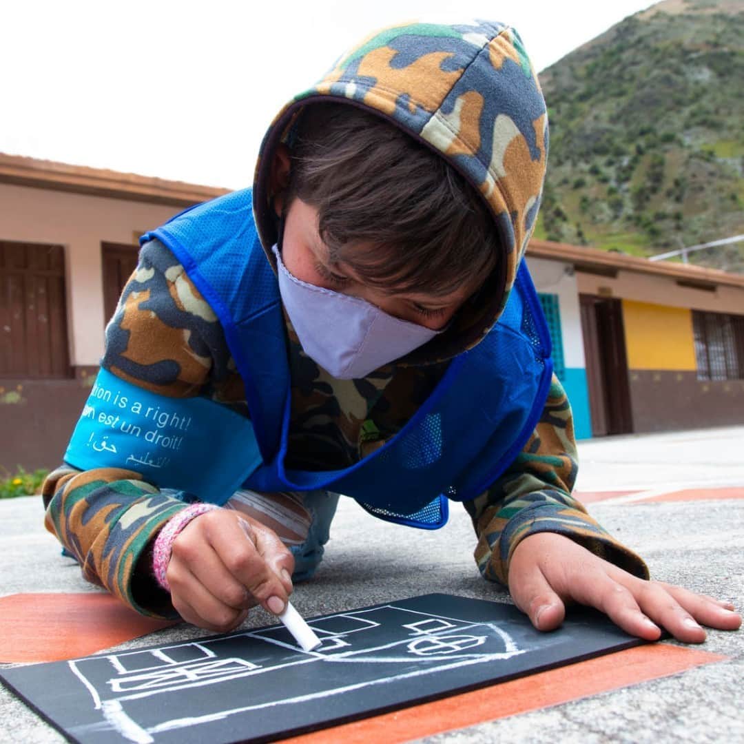 unicefさんのインスタグラム写真 - (unicefInstagram)「Luis, 12, draws outside his school, closed due to COVID-19 in Venezuela. ⠀ The pandemic has unleashed a learning crisis, with school closures disrupting 91% of learners worldwide. In Venezuela, over a million children have already dropped out of school. To protect children’s futures, UNICEF is calling for more investment in education, particularly for vulnerable children caught up in conflict and crises. Find out more by tapping the link in our bio.⠀ ⠀ © UNICEF/UNI371986/Poveda」12月6日 14時15分 - unicef