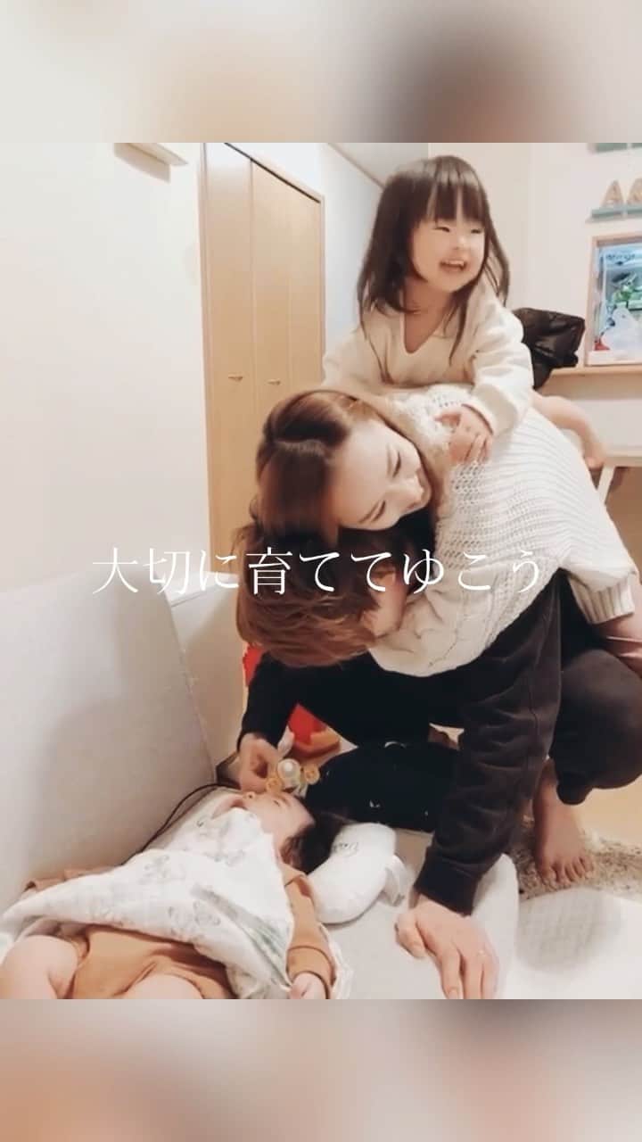 のインスタグラム：「... ... 𝑓𝑎𝑚𝑖𝑙𝑦❥ ... ... . いつものなんてことない日常風景を 友達が撮ってくれていて🥺𓂂 . 映える、映えないじゃなくて いつも通りっていうのが何より1番だなと(ˊᵕˋ) . そう、いつも通り家は散らかりっぱなしよ🤣(笑) . こういうの、なかなか自分達で撮れないから もうすごく嬉しくて、宝物♡♡ . . ありがとうまゆみ♡♡ . . ………………………………(♡)……………………………… .」