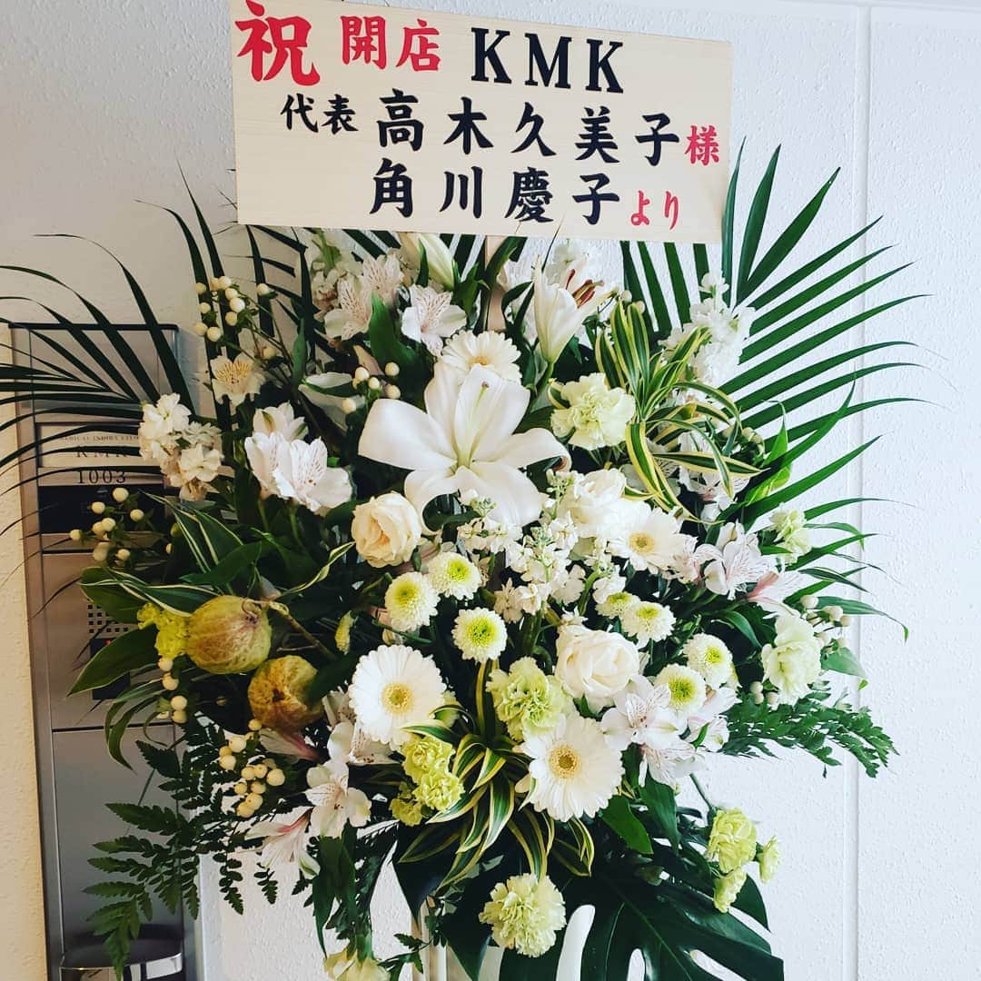 角川慶子のインスタグラム：「お世話になっているメディカルインディバサロンKMK さんが銀座へ移転したので行ってきました！ 高木さんは看護士なので、脂肪吸引抜糸前から対応してくれます。  角川はほぼ全身脂肪吸引してますよん。 それが何か？？  #高木久美子 #kmk#インディバ #脂肪吸引 #脂肪吸引ダウンタイム   @mis_kmk」