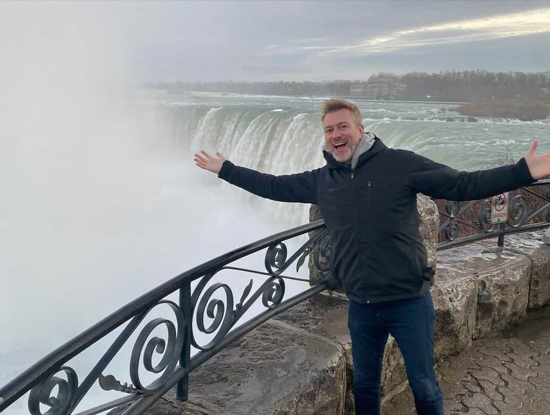 カイル・ニューマンさんのインスタグラム写真 - (カイル・ニューマンInstagram)「DAY TRIPPERS! Went for a jaunt to Niagara Falls with some friends and stopped by Niagara-On-The-Lake too. Lovely day with some wonderful humans. #canada 🇨🇦」12月6日 14時24分 - kyle_newman