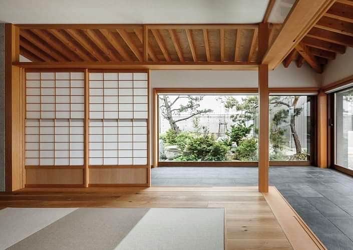 feve casaのインスタグラム：「住宅実例！ 「縁側のある家」　 古くからある住宅地に建つ平屋の住宅。敷地の東側には純和風の趣ある庭と樹齢70年以上の楠がある。  設計：松本洋人/MMA｜エムエムエー  #住宅建築　#設計事務所とつくる家 #フェブカーサ」
