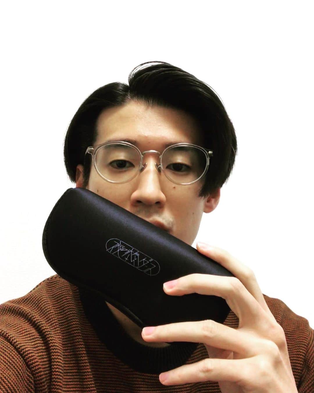 米田貴紀のインスタグラム：「メガネケースを作りました👓 夜の本気ダンスのオフィシャルグッズストアから注文できるので気になる方はチェックしてみてください🙏  https://fan.pia.jp/honkidance/news/detail/489/  #夜の本気ダンス #米田貴紀 #メガネのいれもん #メガネをふくもん」