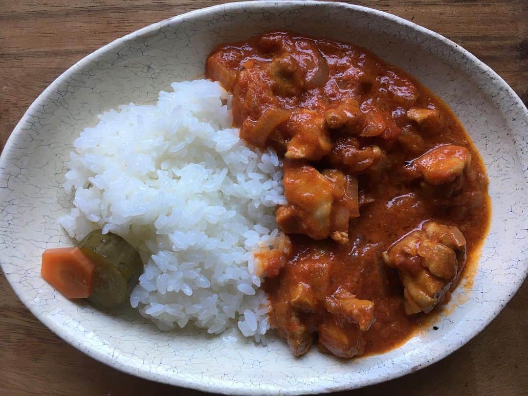 小橋めぐみのインスタグラム：「@kohkentetsu さんのYouTubeを見ながら、こくうまバターチキンカレー。先にお肉にカレー粉を揉み込んでおくのがポイントらしい。 すぐにできて、美味しい😋 #バターチキンカレー」