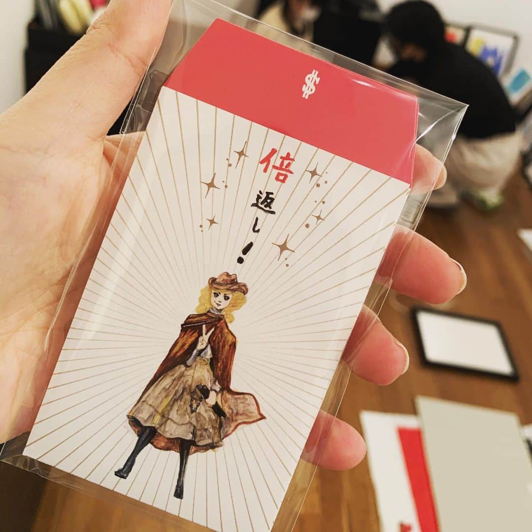 五月女ケイ子のインスタグラム：「搬入中の写真。新作ポチ袋。流行りにのってみました。新作逆襲グッズも他にも、取り揃えておりますよ。  #五月女ケイ子#keikosootome #乙女の逆襲展#五月女百貨店」