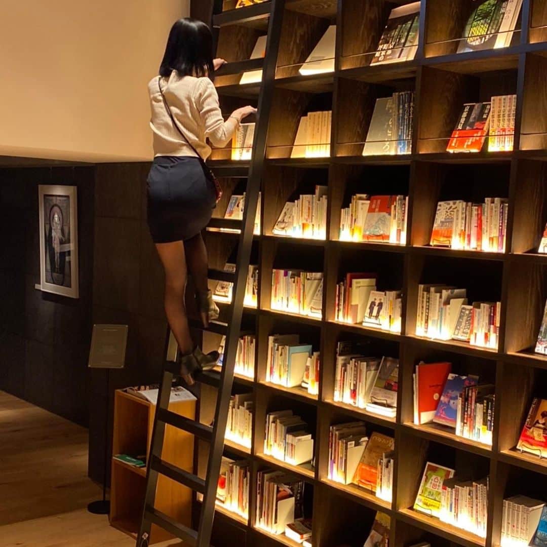 一瀬優美さんのインスタグラム写真 - (一瀬優美Instagram)「図書館があるホテルで夜はお酒飲みながらショートムービー見たよ🤭本当に素敵なところだった🥺  #京都ホテル #図書館 #ショートムービー」12月6日 14時45分 - yuumi_ichinose
