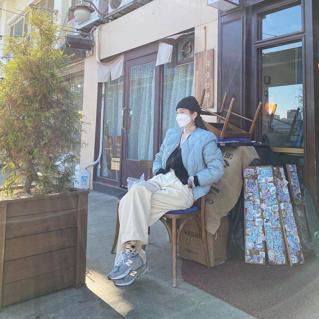 カン・ミンギョン のインスタグラム：「핆 셆스캔하는 거 현상 기다리면서 고 옆에 내 기준 젤 힙한 세운 상가 가서, 메뉴 고르면 바로바로 만들어서 튀겨 주시는 도나쓰랑 엄청 유명하다구 슬언니가 호들갑 너무 떨어서 그저 그렇다고 하면서 김새게 하고 싶었는데 아 뭐지 맛있어서 깜짝 놀란 호랑이 라떼 포장해서 삼실에서 샘플들 컨펌하구 야근하다 거셀 찍구 마무리 한 하루」