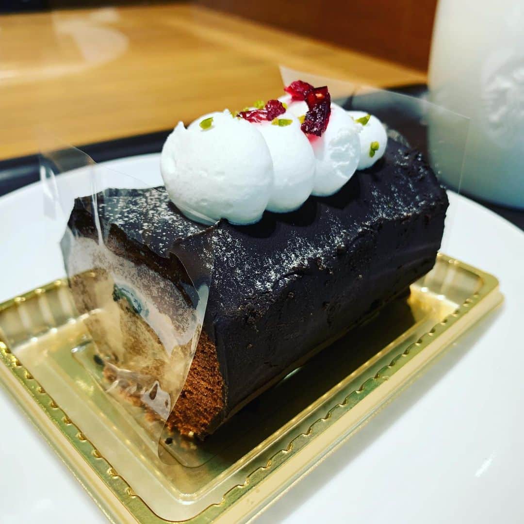 大隅智子さんのインスタグラム写真 - (大隅智子Instagram)「甘いものが食べたくなり、チョコケーキを。 ノエルという名前だったので、クリスマスケーキなのでしょうね #ノエル #チョコケーキ #チョコレート #盛岡 #岩手」12月6日 14時41分 - tomokotenki