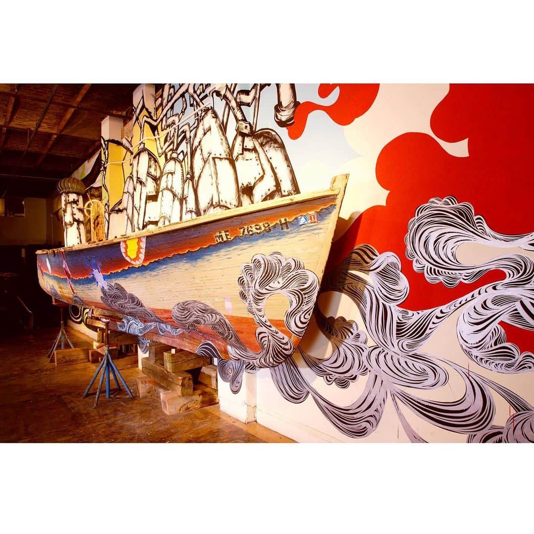 下條ユリさんのインスタグラム写真 - (下條ユリInstagram)「MORE *rare* fun memorabilia from our super collaboration. Insane team work + 150 years old barn + 22 feet of abandoned boat + 36 gallons of paints + 50 gallon steel drums = 240 hours of labor of love   “salvage + assemble”  4 Barnstormers at Space Gallery Portland, Maine (2006)  @space538   Nice documentary film on bio link 🤍👆🏼  #TheBarnstormers  #SpaceGallery #Portland #Maine  #OldBoat #OldBarn  #DavidEllis #ChuckWebster #MikeHouston #YuriShimojo」12月6日 14時43分 - yurishimojo