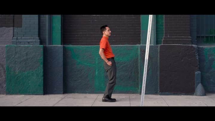 ショーン・エバリストのインスタグラム：「I felt like dancing around, filming it and sharing it🟠  Music by @giveon 🔥(Such an amazing voice!!)  Filmed by @fdmedia_ 🙇🏻‍♂️ Improvisation by yours truly🙏🏽   Creating with the brotha @beanfdc 🤝Made, yes for fun but also because it feels good mentally and physically to use our creativity just because. Thanks for watching, especially if you made to the end. 🧡」