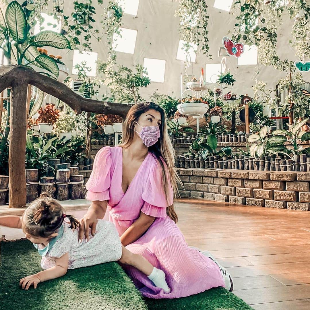 エイミー・ウィラートンのインスタグラム：「Searching for 🦋   Took your recommendations off my comments the other day ! Thanks for a fab day @zoe_machachini   #dubaibutterflygarden🦋🌼☘️🐛」