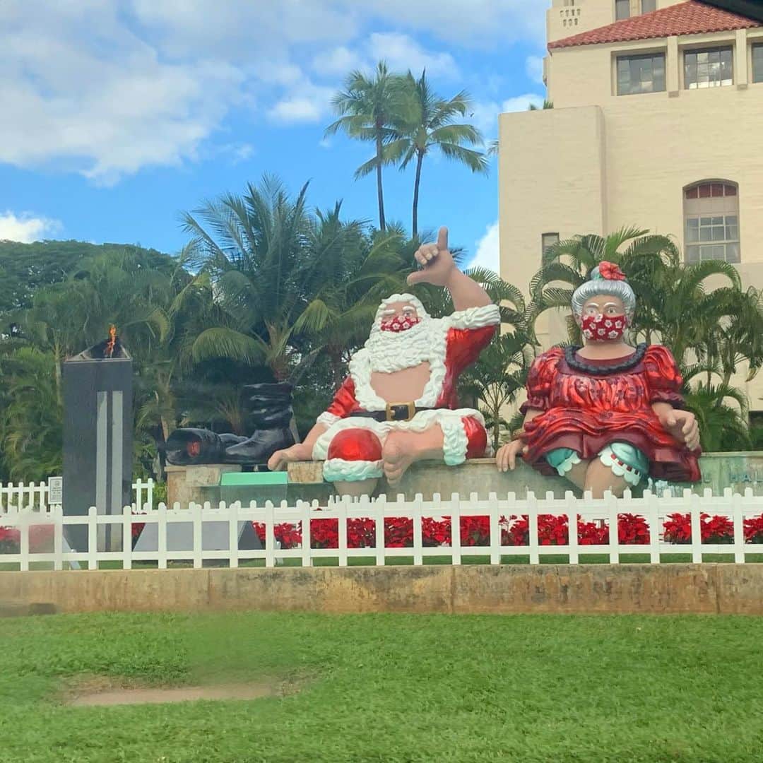 Aloha Street アロハストリートさんのインスタグラム写真 - (Aloha Street アロハストリートInstagram)「ホノルル市庁舎前に今年も登場したサンタクロース夫妻🎅🤶 今年は仲良くお揃いのマスクを着用しています😊（エリカ） ・ ・ #ハワイ#クリスマス#サンタクロース」12月6日 14時56分 - alohastreetcom_hawaii