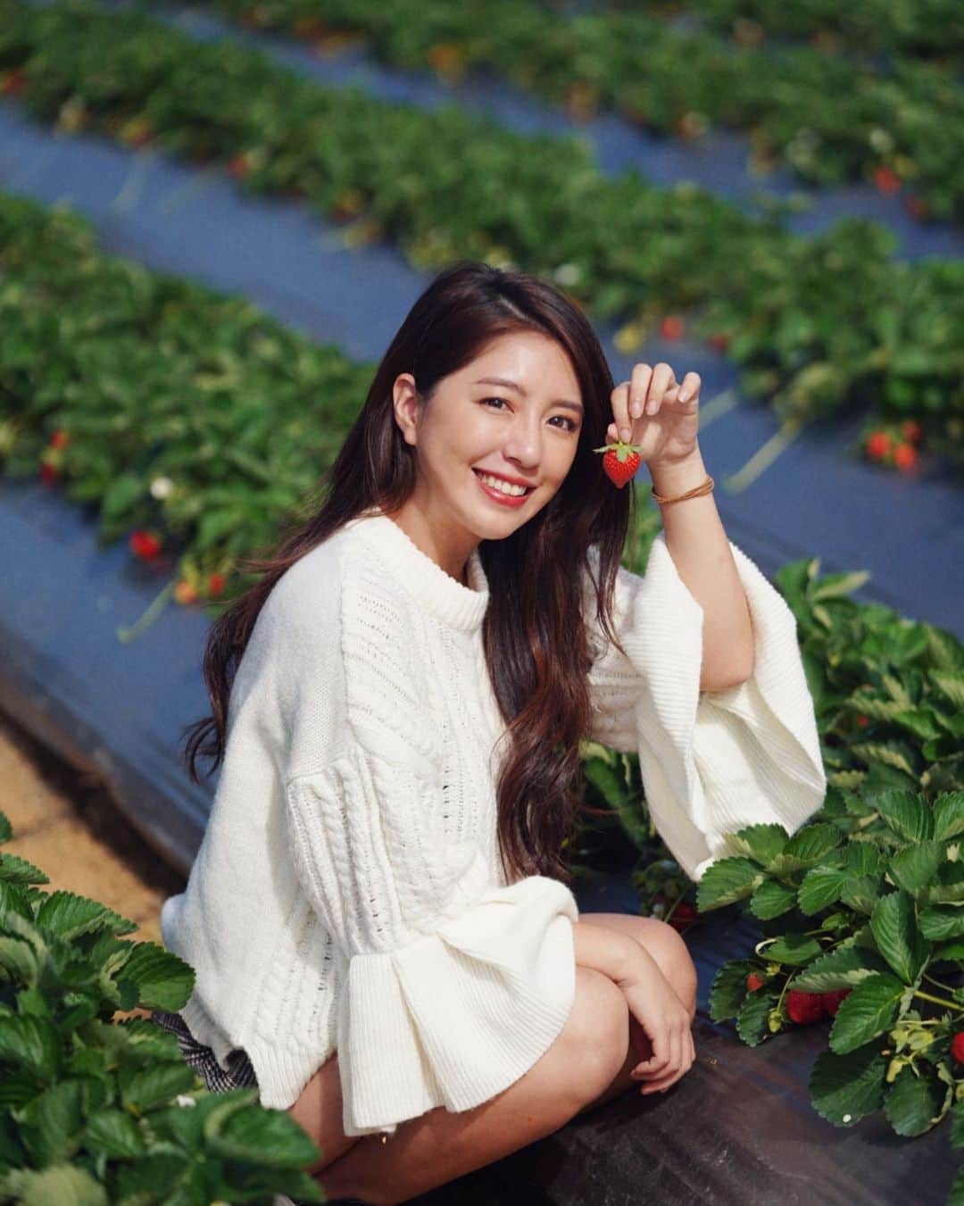 辜莞允（Nono Ku）のインスタグラム：「🍓🍓🍓 採了草莓但不吃草莓的只有我吧🤪 這幾天下雨下到快發霉 出門曬太陽囉～」