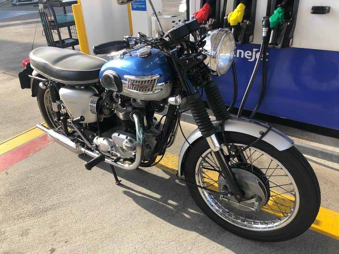 のインスタグラム：「ガソリン入れからまたラビットランドに来た。 #triumph #t120 #bonneville #bonnie #britbike #britishmotorcycles #classicmotorcycles #lewisleathers #madeinengland #rockers  #caferacer #tonupboys #triumphmotorcycles #vintagetriumph #manga #japanesecomic #love #instagood #cute #fashion #バイクメーン #ボニー #トライアンフ #ボンネビル #ロッカーズ #カフェレーサー #ルイスレザー #ビンテージトライアンフ」