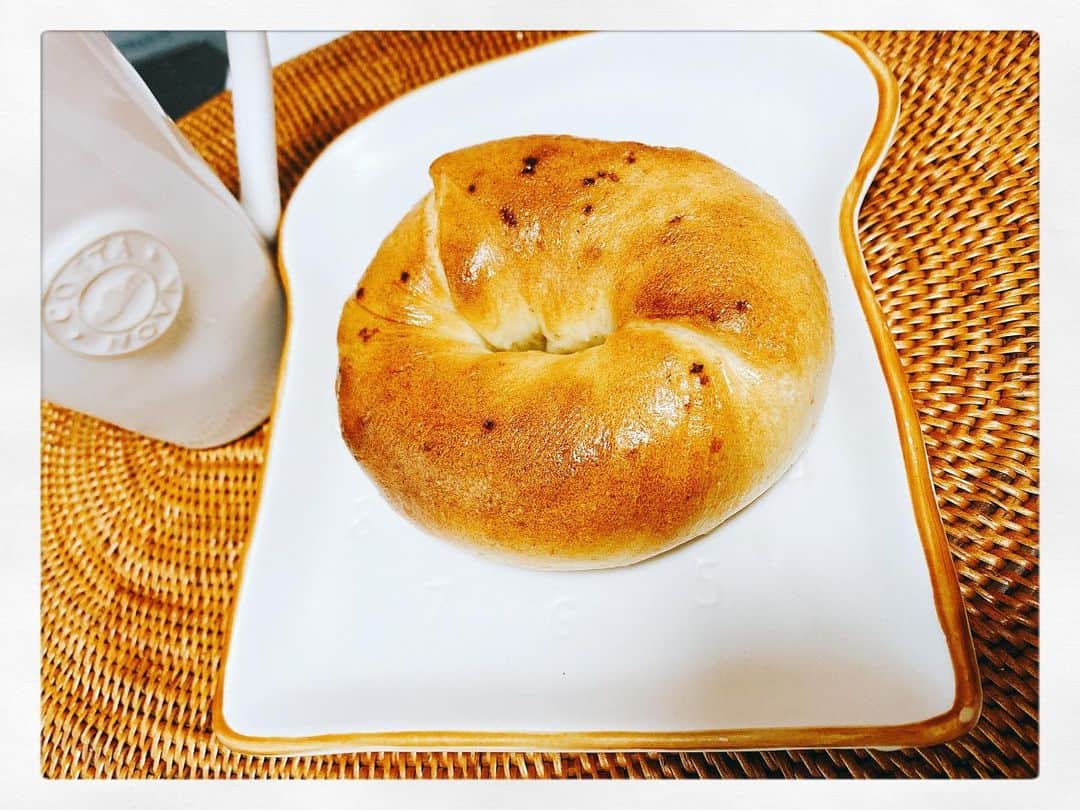 小川麻琴さんのインスタグラム写真 - (小川麻琴Instagram)「「しまべーぐる」さんの塩バターベーグル🥯  トーストしたら生地の中に更にバターの甘味が染みわたって、塩の甘じょっぱい感じも凄く美味しかったー💕  #しまべーぐる #塩バター #ベーグル #まことパン #まことベーグル #パンスタグラム」12月6日 15時23分 - 1029_makoto