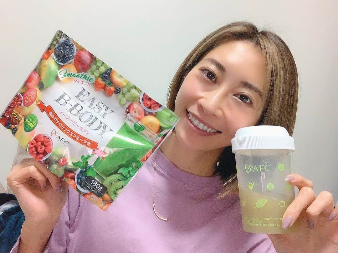 佐々木志織のインスタグラム：「EASY B-BODY🍓🍇🍊 . 最近の朝は、置き換えダイエットスムージー✨ @afc_online  レタス1.2個分の食物繊維や1日分しっかりとれるビタミン、140種類以上の野菜・果実が配合されていて美容健康成分もばっちり👌  お腹で膨らむグルコマンナン配合だから、満腹感もあるし、ミックスフルーツ味がすごく美味しい〜🥭✨  シェイカー付きで水に簡単に溶けるし、続けやすいから続けてみようと思います^^  . #イージービーボディ #EASY B BODY #AFC #ダイエット #ダイエットスムージー #ダイエット好きと繋がりたい  #ダイエット仲間募集 #ダイエット仲間と繋がりたい #ダイエット垢 #afc_online #ダイエット生活 #afc_pr #ダイエット日記 #置き換えダイエット #スムージー#PR」