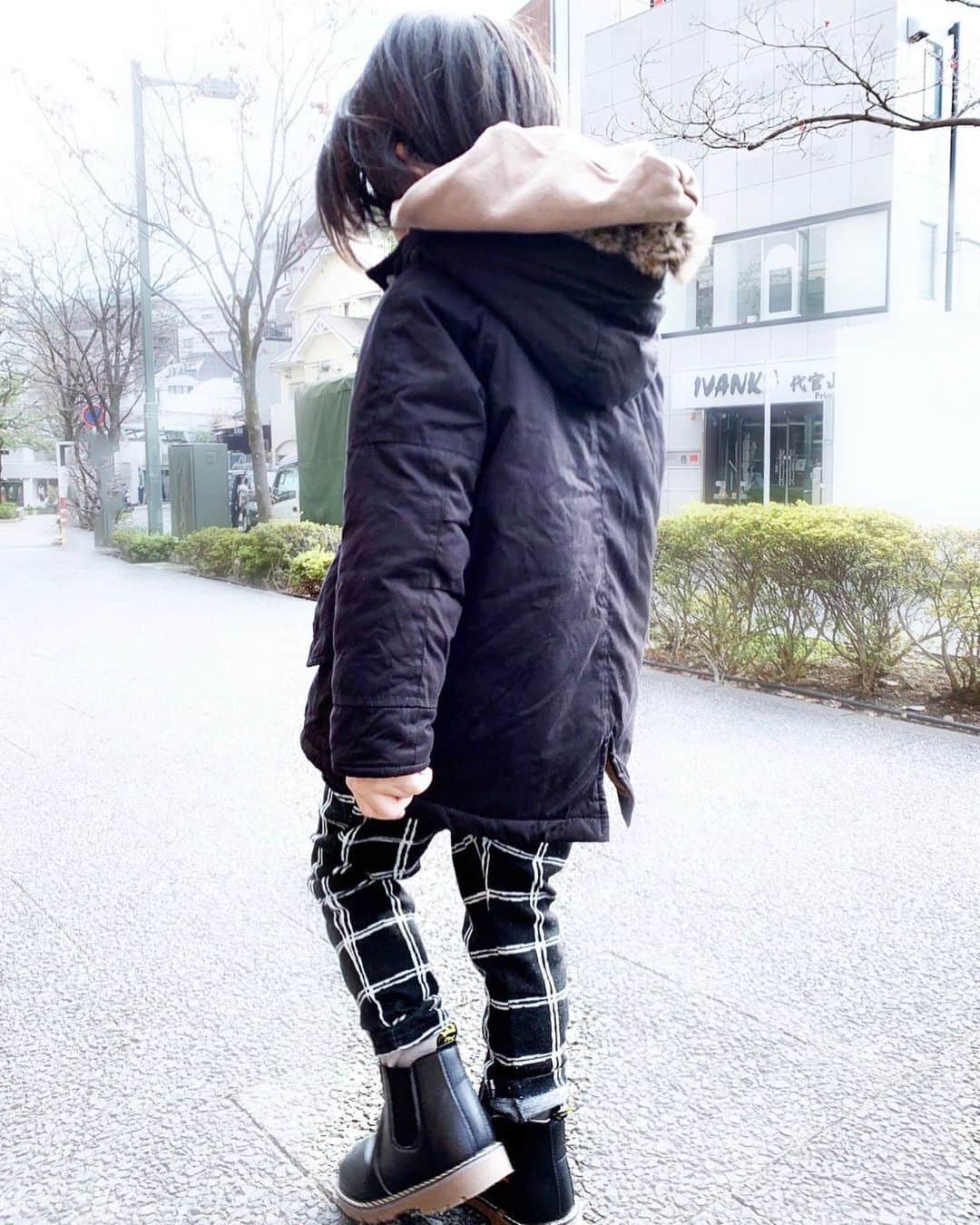 木村直人さんのインスタグラム写真 - (木村直人Instagram)「気付かぬうちにどんどん大人になってゆく。  ちなみに私は子育てに全く参加できていない。  この寒空に流れる父の哀愁。  ブーツを身につけ、強く大きくなる長男。  @urbancherry_   #urbancherry #ブーツ　#長男　#哀愁　#背中で語る　#5歳ファッション」12月6日 15時31分 - air_kimura