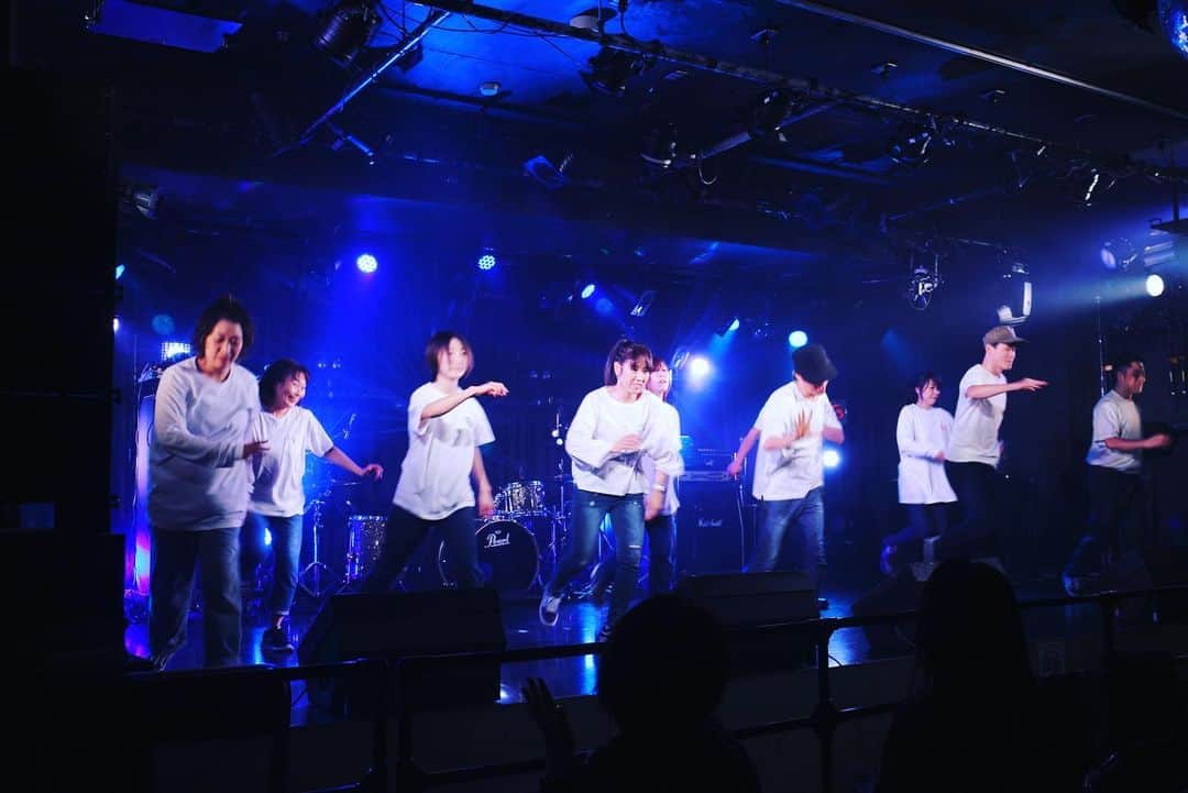 FISHBOYのインスタグラム：「. . They are all beginners and over 30 years old.I'm proud of them☺🔥 . これからダンスを始める大人たちと一緒に踊りたい。 . 30歳以上のあらゆる世代が混じったほぼ未経験の彼らの初舞台。本番前には緊張していて、大丈夫かな？と思ったけども、終わった後の笑顔と"ダンス最高！"という言葉に"間違ってなかった"と感じた夜でした。 . 来年1月16日に川崎クラブチッタで大きな舞台を用意しています！楽しもう！ . ※パフォーマンス時のみマスクを外しております。 ※1月のイベントも観客数の大幅な縮小、感染対策をした上で行います。 #dance #dancewithlife #over30dance #staygold」