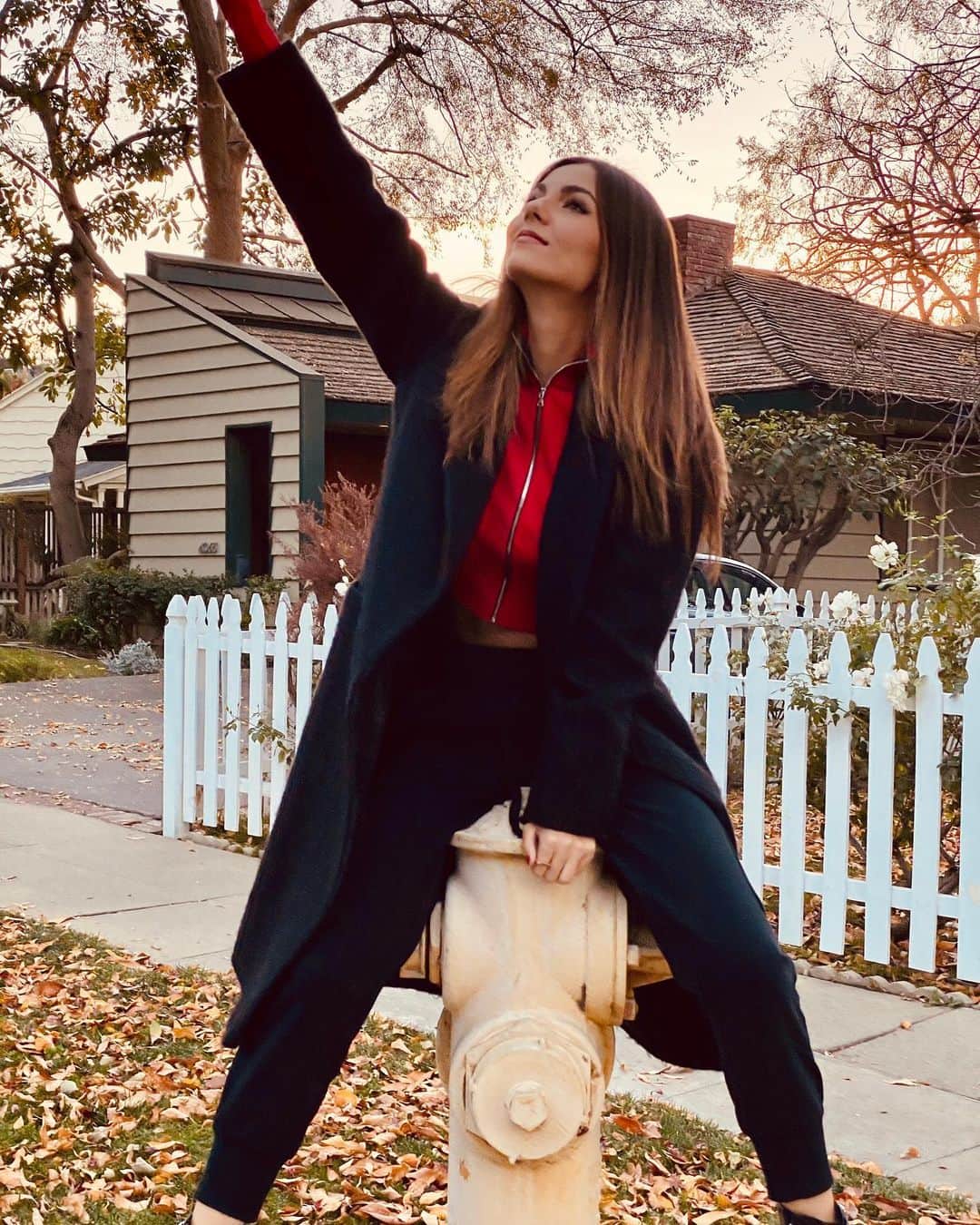 ヴィクトリア・ジャスティスのインスタグラム：「Chestnuts roasting on an open fire (hydrant)」