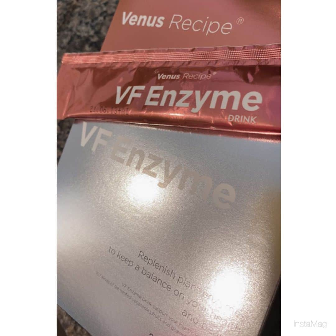 推川ゆうりさんのインスタグラム写真 - (推川ゆうりInstagram)「Support me. ＿ Venus Recipe VF Enzyme  最近、始めた私の美習慣。  ボディケアに燃える あなたの気持ちをサポート  スッキリが叶う生活習慣へ  食べることが気になる女性のために 満足感を実感できるぶどう風味の 美味しいドリンクです。  [容量]   20mL×15本  "こだわりの厳選素材" イキイキサポート:金時ショウガエキス・香辛料抽出物 ・食事サポート:じゃがいも抽出物 ・スッキリサポート:シナモン抽出物  #推川ゆうり#av女優 #av#セクシー女優 #jav #japanesegirl #japan #mylife #癒しの時間 #あなたのためにできること」12月6日 15時46分 - oshikawa0613y