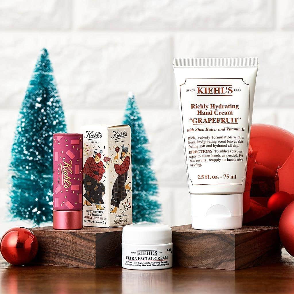 キールズ Kiehl's Japanさんのインスタグラム写真 - (キールズ Kiehl's JapanInstagram)「第3弾ホリデイ限定アイテムが発売中🎄 乾燥が最も気になる今の時期におすすめのリップとハンドの保湿ケアができる限定セットが登場です。 色付きバタースティックの限定エディションとグレープフルーツの香りのハンドクリームの現品に、キールズ人気No.1クリーム #クリームUFC のミニサイズがセットに✨ スキンケアからお手元の保湿ケアまで叶うセットはギフトにもおすすめですよ😊🎁 是非チェックして！ @kiehlsjp #kiehls #キールズ #スキンケア #ヘルシースキン #ニューヨーク #キールズホリデイ2020」12月6日 15時46分 - kiehlsjp