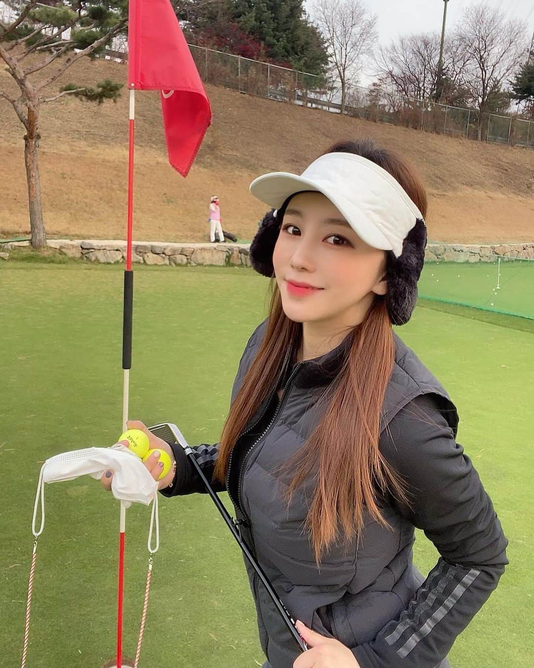 ファン・ボミさんのインスタグラム写真 - (ファン・ボミInstagram)「. 2단계 격상 전  엄마랑 열연습 했던 날🏌🏼‍♀️💛 귀차니즘으로 늦은 업뎃..😛 _ #엄마랑데이트⛳️ #패딩골프웨어는필수 #귀도리는선택 #가볍고따듯해 #아디다스골프 @adidasgolf #golf」12月6日 15時41分 - bominism71