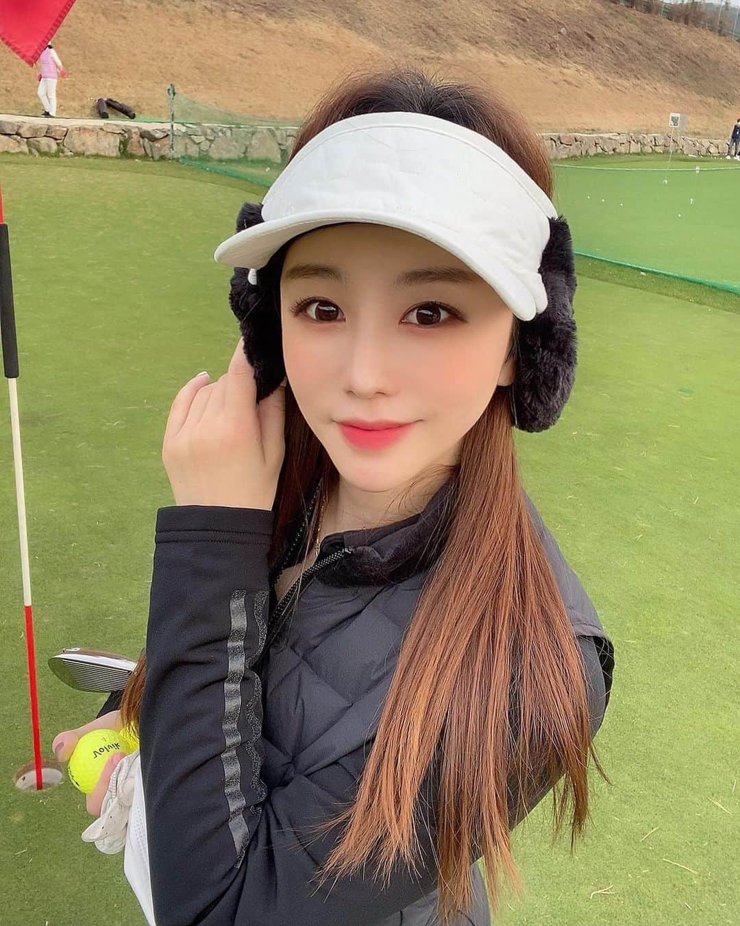 ファン・ボミさんのインスタグラム写真 - (ファン・ボミInstagram)「. 2단계 격상 전  엄마랑 열연습 했던 날🏌🏼‍♀️💛 귀차니즘으로 늦은 업뎃..😛 _ #엄마랑데이트⛳️ #패딩골프웨어는필수 #귀도리는선택 #가볍고따듯해 #아디다스골프 @adidasgolf #golf」12月6日 15時41分 - bominism71