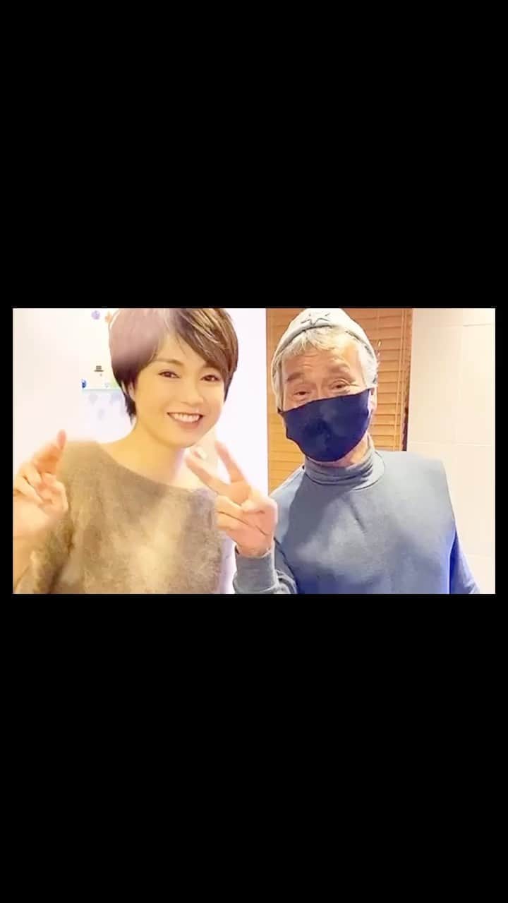 いかりさとみのインスタグラム：「川島文夫先生にカットしてもらいました。  えり足を短くして、 首まわりをすっきりしてもらいました 横からみた丸みが… 頭のかたちがいい人みたい💇‍♀️  キリッとしたかったので 今回はカラーなしで ショートの黒髪です  #川島文夫 #fumiokawashima #peekaboo #ショートヘア」