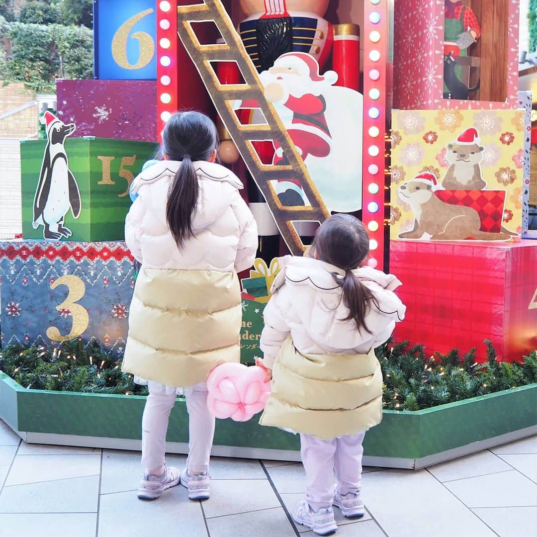 Kuboi Ayumiさんのインスタグラム写真 - (Kuboi AyumiInstagram)「もうすぐクリスマスなので、いろいろなところで見かけるツリー。 サンシャインシティのツリーは、ちょっと変わっていて アドベントカレンダーツリーになっていました。 ロシアのくるみ割り人形を取り囲むようにたくさんのギフトボックスが。  娘たちが選んで楽しみに待っていたコートが届いたので 早速着て、ちょっとお散歩へ。  着ているのはモイモルン（@moimoln.jp）のスカラップダウンロングジャケット。 北欧テイストのブランドで、私も娘たちも好きなテイストなんです。  スカラップ柄で、フードにはおしゃれな刺繍。 細かいところまでかわいくて。 フードは取り外しができたり、ダウンの両サイドにはファスナーがついていたりするので とても着やすいダウンです。 軽くてあたたかいので、これからの季節にぴったり！ いっぱい着て、お散歩したいな。  #モイモルン #moimoln #子供服 #ベビー服  #リンクコーデ #姉妹リンク #おそろいコーデ #キッズコーデ」12月6日 15時42分 - himekagami