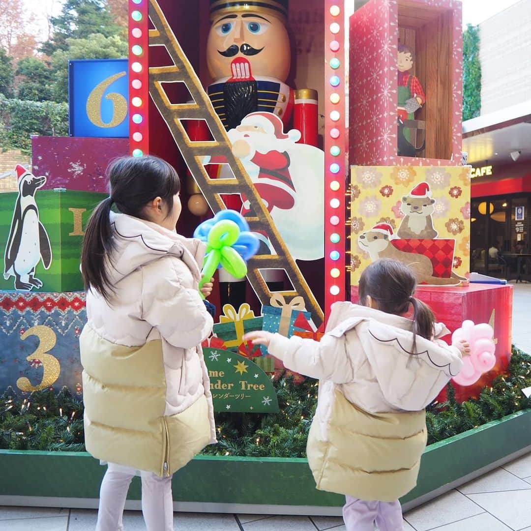 Kuboi Ayumiさんのインスタグラム写真 - (Kuboi AyumiInstagram)「もうすぐクリスマスなので、いろいろなところで見かけるツリー。 サンシャインシティのツリーは、ちょっと変わっていて アドベントカレンダーツリーになっていました。 ロシアのくるみ割り人形を取り囲むようにたくさんのギフトボックスが。  娘たちが選んで楽しみに待っていたコートが届いたので 早速着て、ちょっとお散歩へ。  着ているのはモイモルン（@moimoln.jp）のスカラップダウンロングジャケット。 北欧テイストのブランドで、私も娘たちも好きなテイストなんです。  スカラップ柄で、フードにはおしゃれな刺繍。 細かいところまでかわいくて。 フードは取り外しができたり、ダウンの両サイドにはファスナーがついていたりするので とても着やすいダウンです。 軽くてあたたかいので、これからの季節にぴったり！ いっぱい着て、お散歩したいな。  #モイモルン #moimoln #子供服 #ベビー服  #リンクコーデ #姉妹リンク #おそろいコーデ #キッズコーデ」12月6日 15時42分 - himekagami