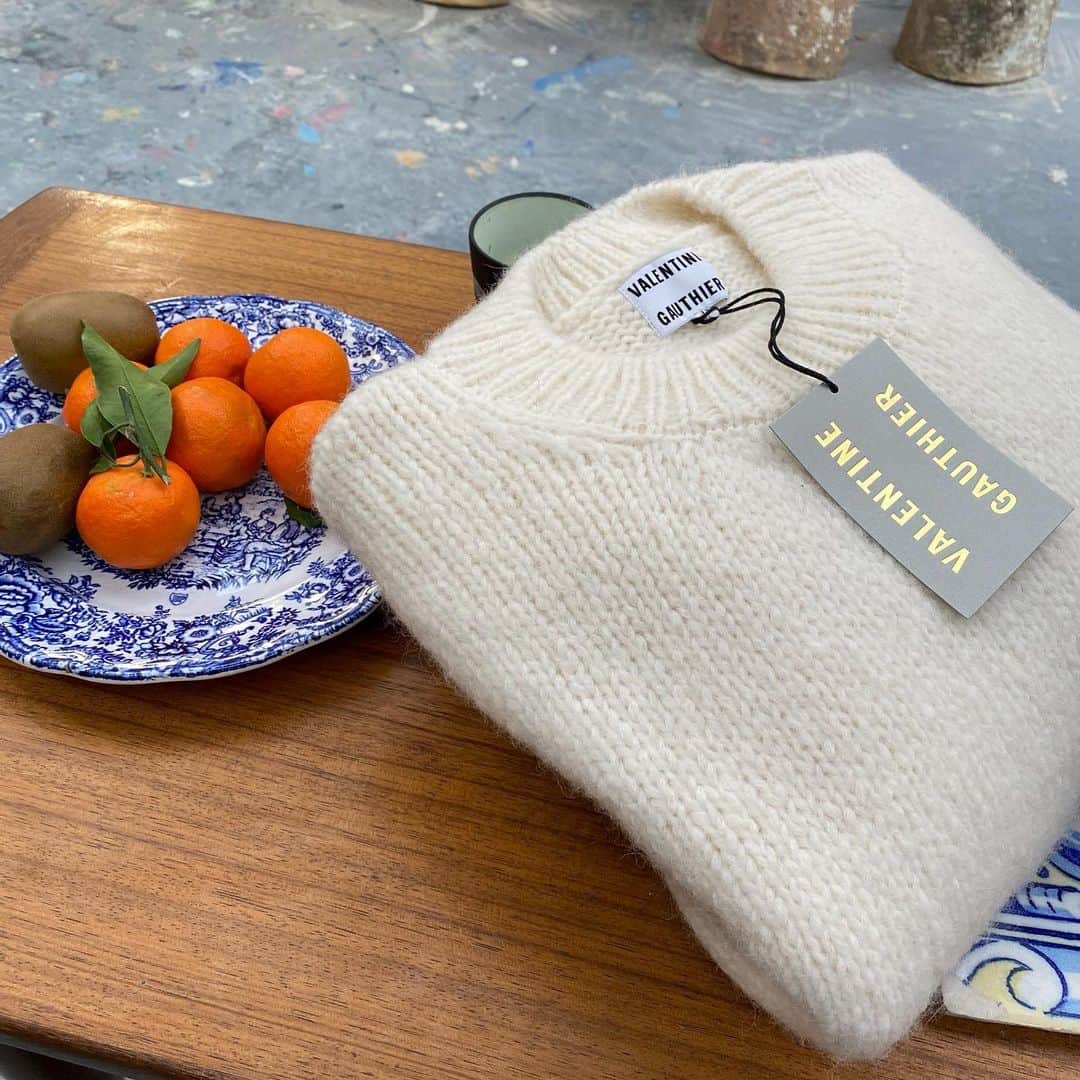 のインスタグラム：「La boutique 88 Beaumarchais sera ouverte les dimanches 6, 13 et 20 de 14h à 18h Enjoy!  Ici la maille Perriand en coloris Off White  #valentinegauthier #knit #designerclothes #atelierdartiste #christmastime」