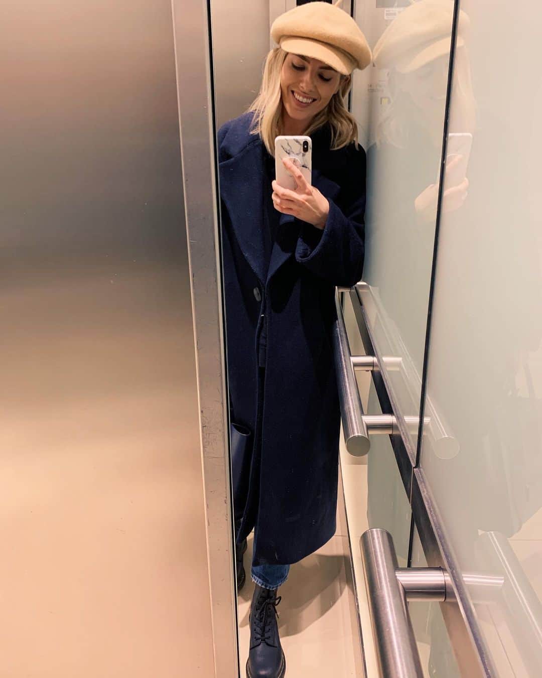 Mollie Kingさんのインスタグラム写真 - (Mollie KingInstagram)「Good morning from @bbcradio1! I’m in the mood for a Christmas song today... any favourites?🎄#christmassongs #bbcradio1」12月6日 15時49分 - mollieking
