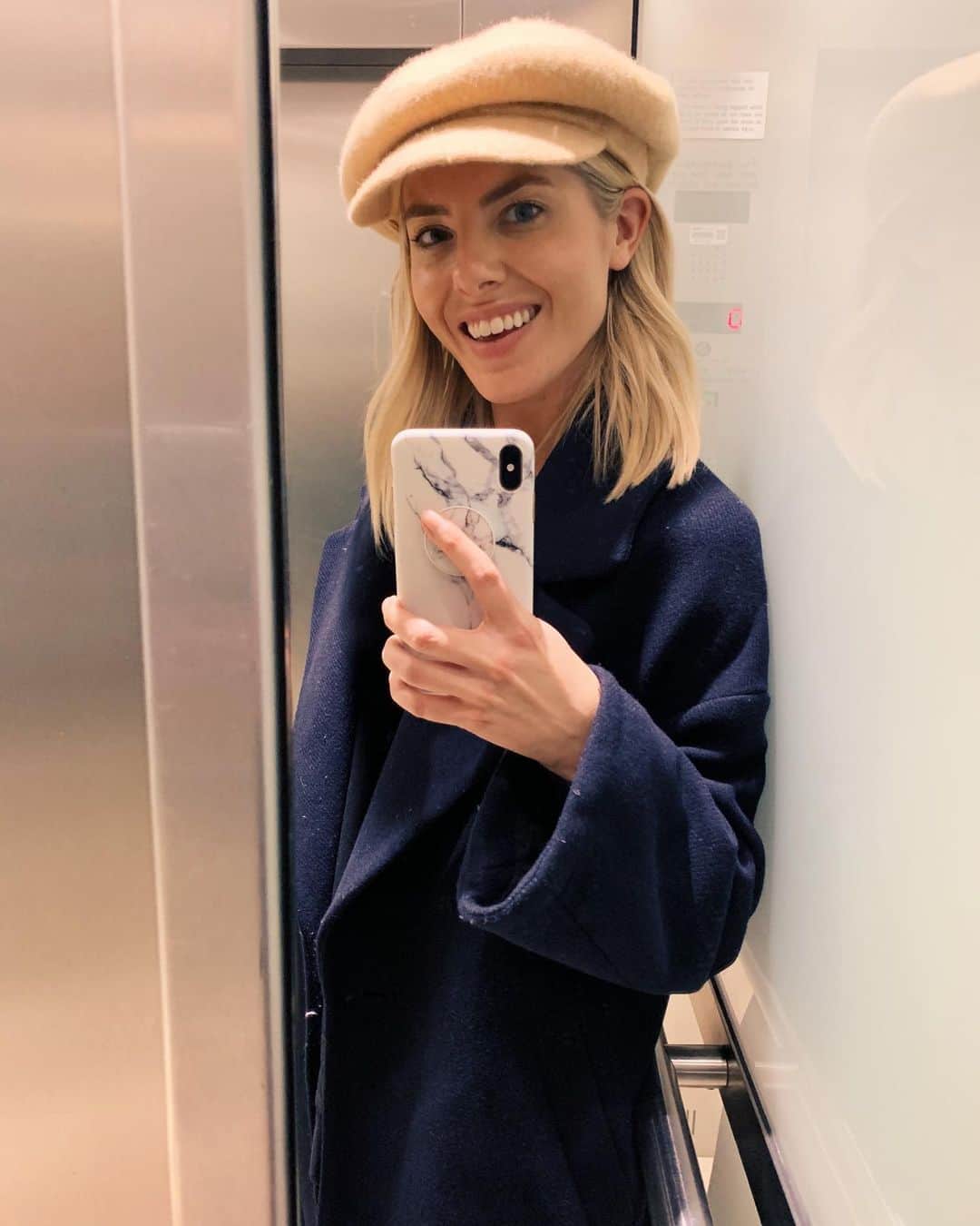Mollie Kingのインスタグラム：「Good morning from @bbcradio1! I’m in the mood for a Christmas song today... any favourites?🎄#christmassongs #bbcradio1」