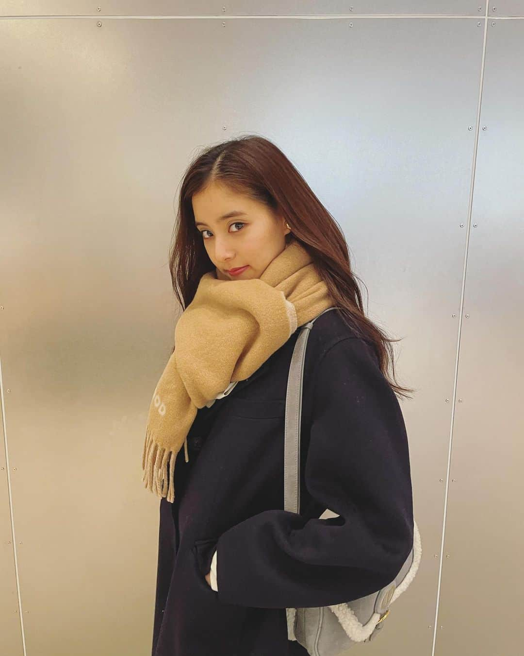 新木優子さんのインスタグラム写真 - (新木優子Instagram)「私服  coat & tops : @uniqlo_jp  black denim & scarf (マフラー🧣) : @tomwood_project  shoes : @amerivintage  bag : @dior  earring : @knowhowjewelry   撮影の時だけマスク外しています‼︎」12月6日 15時50分 - yuuuuukko_