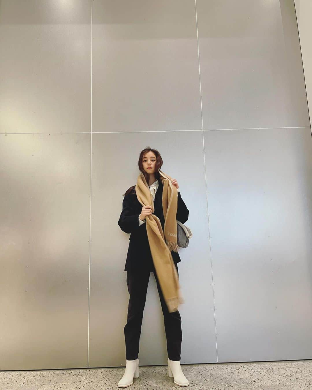 新木優子さんのインスタグラム写真 - (新木優子Instagram)「私服  coat & tops : @uniqlo_jp  black denim & scarf (マフラー🧣) : @tomwood_project  shoes : @amerivintage  bag : @dior  earring : @knowhowjewelry   撮影の時だけマスク外しています‼︎」12月6日 15時50分 - yuuuuukko_