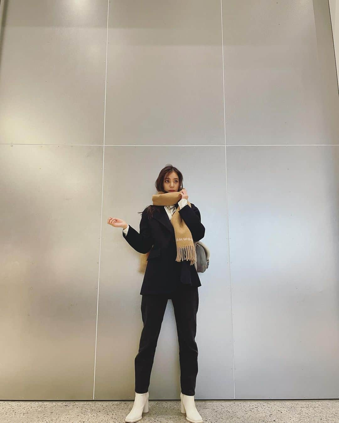 新木優子さんのインスタグラム写真 - (新木優子Instagram)「私服  coat & tops : @uniqlo_jp  black denim & scarf (マフラー🧣) : @tomwood_project  shoes : @amerivintage  bag : @dior  earring : @knowhowjewelry   撮影の時だけマスク外しています‼︎」12月6日 15時50分 - yuuuuukko_