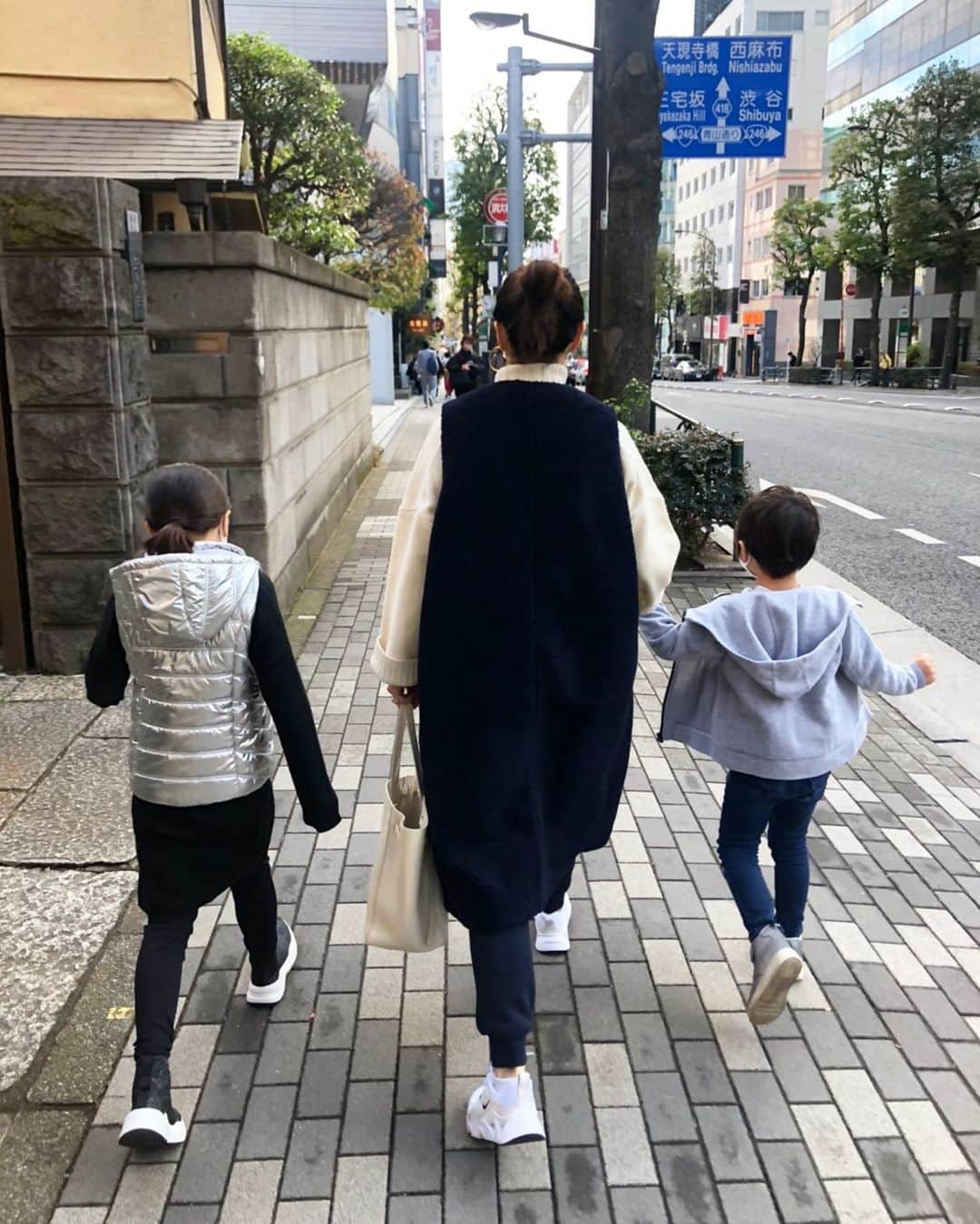 吉原珠央さんのインスタグラム写真 - (吉原珠央Instagram)「週末♫  子供たちの安全や成長、かわいさと面白さを逃さないよう、目と耳をしっかり傾けて♡  当然、イライラなときもありますが😅 お互いさまなのかも！ と思うと笑えますし、少しは心穏やかになれそうな。  #週末 #背も伸びた #歩く速さも #青山 #家族」12月6日 15時51分 - tamaoyoshihara