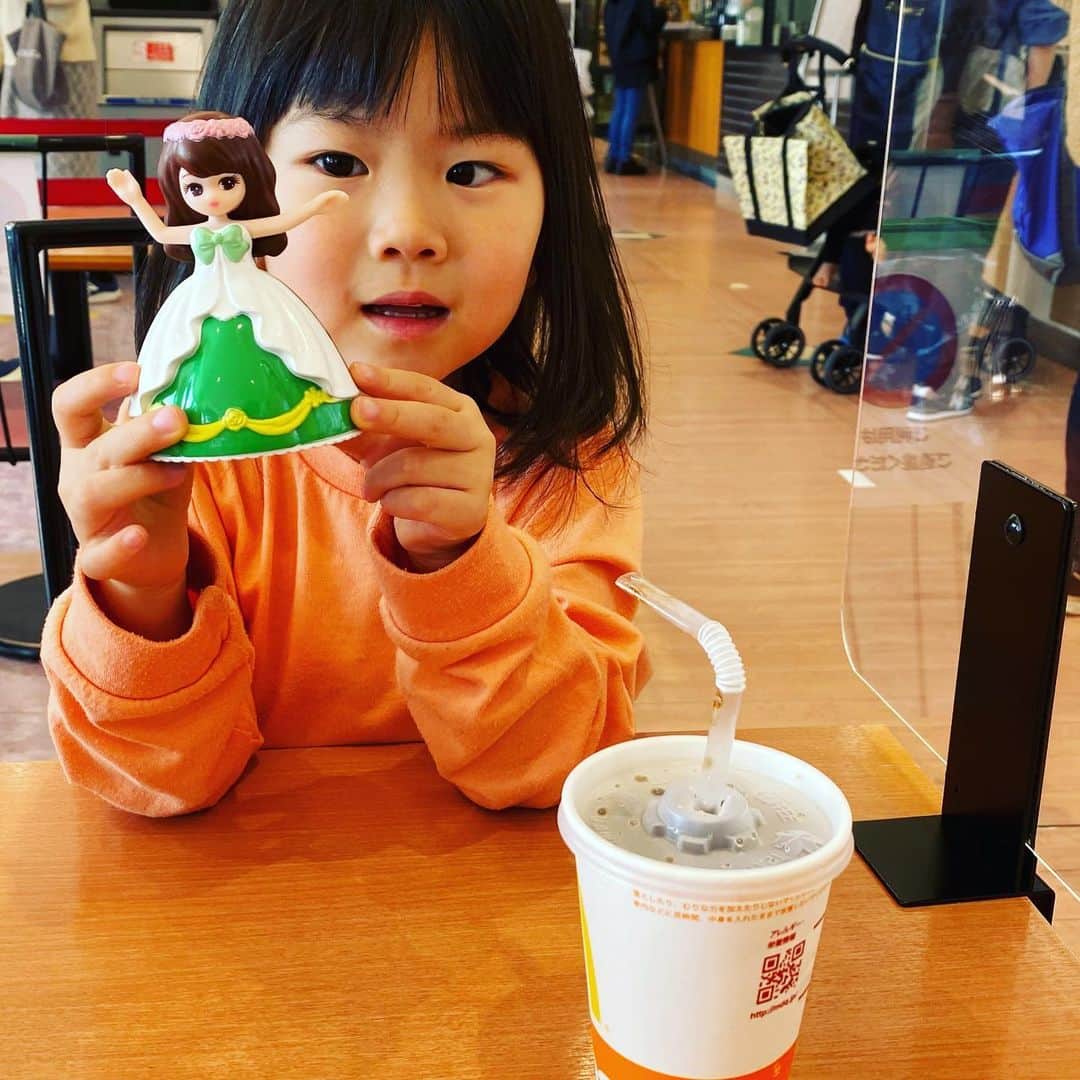 太陽チャンネルのインスタグラム：「今日は2人きりでデート♡らんちゃんと洋服買いに行くの楽しい🥳👏🎉 ルームウェアが可愛すぎてルームウェアばかり買ってしまう🤣 久しぶりにプリクラ撮ったら加工200%すぎてTikTokの印象評論家の人みたいになった😂😂🤣 また明日から頑張ろうねー！！ #太陽チャンネル #娘とデート」