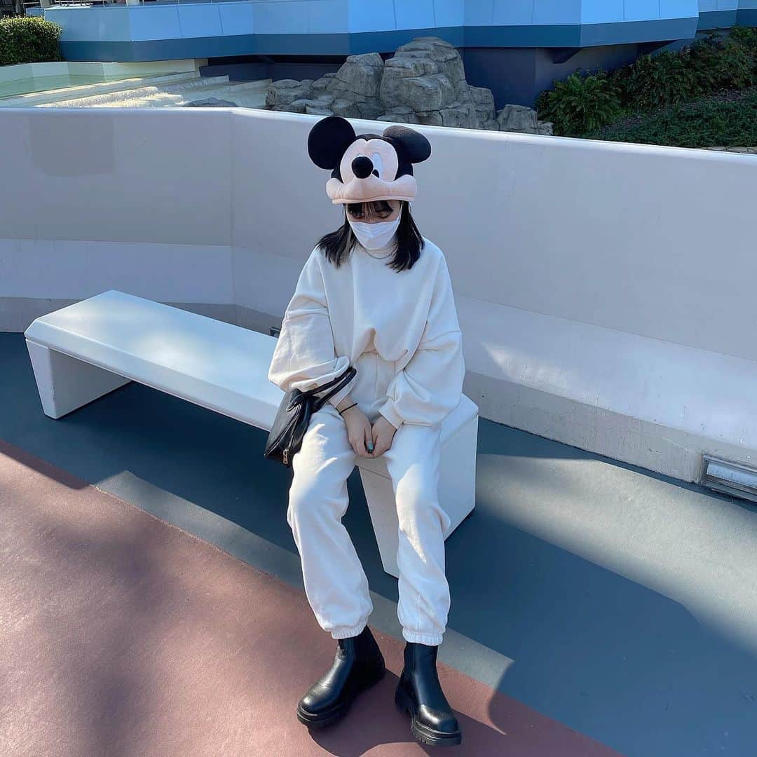 河崎みーなのインスタグラム：「ミッキーコーデ🖤🐭 . .」
