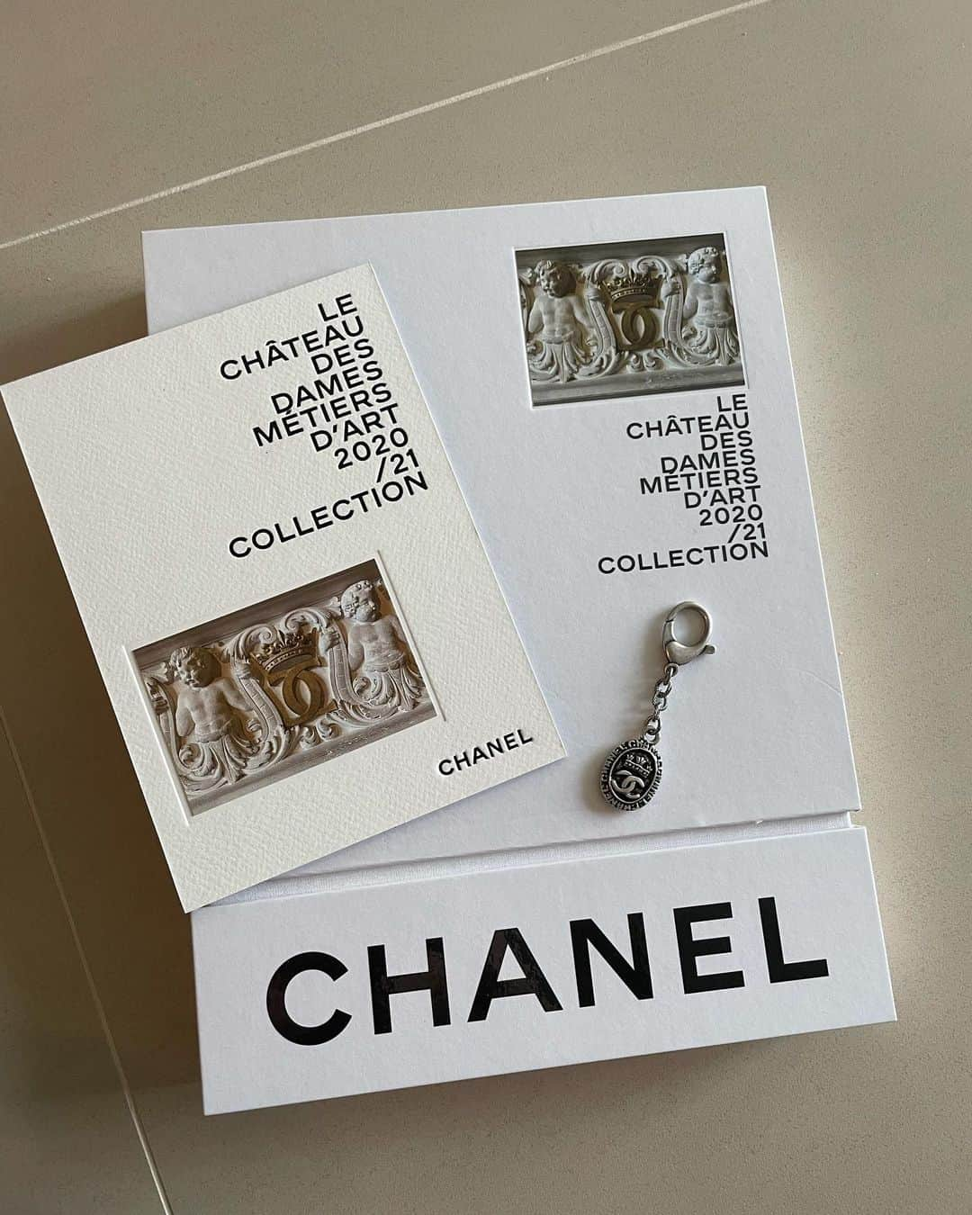 キム・ゴウンのインスタグラム：「#광고 @chanelofficial #CHANELMetiersdArt  매우 샤넬다운 👍🏼」