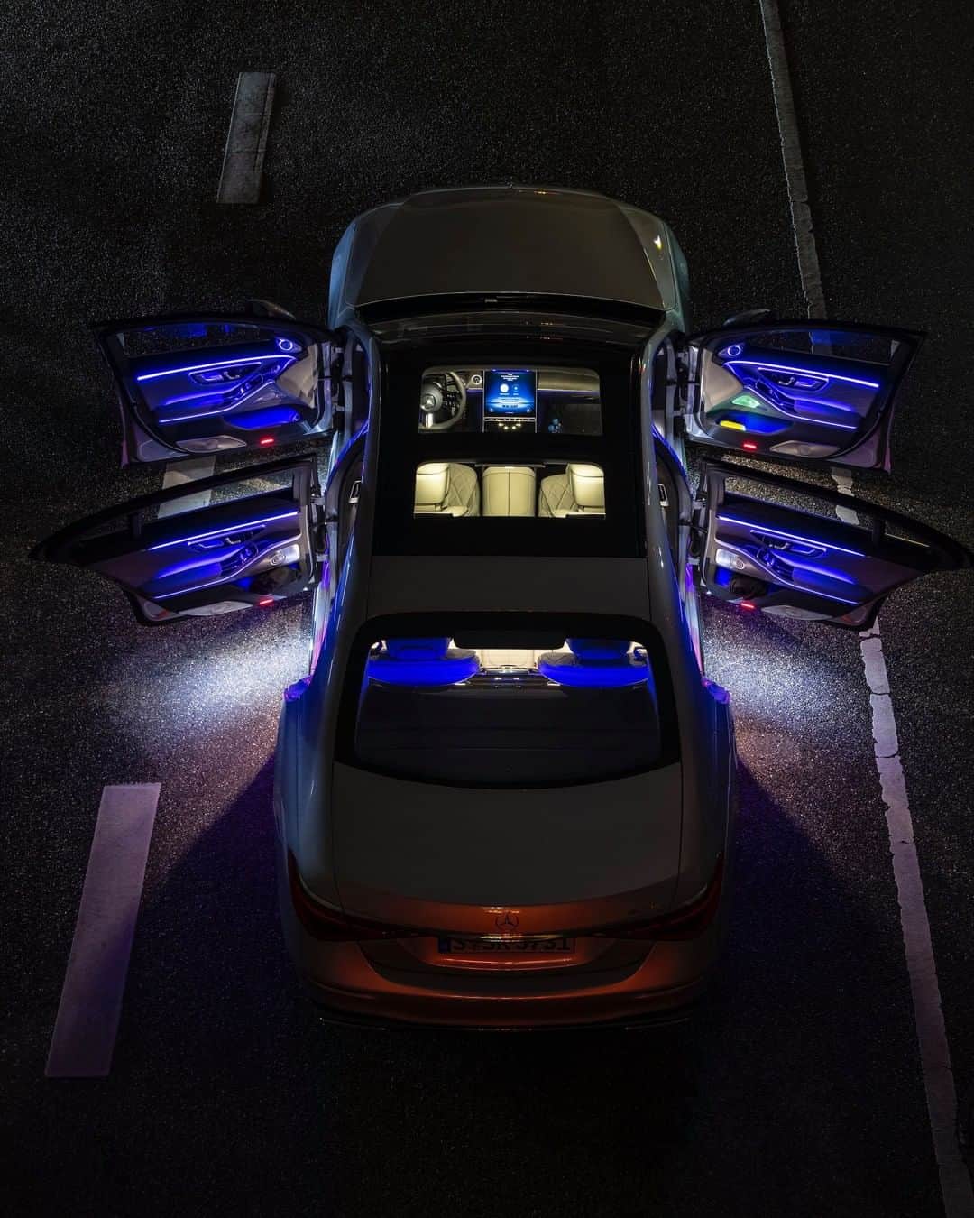 メルセデス・ベンツさんのインスタグラム写真 - (メルセデス・ベンツInstagram)「Thanks to LED technology, the new S-Class has taken a leap forward in its interior lighting. The number of LEDs has increased from the previous 40 to around 250 in the new model.  #MercedesBenz #NewSclass #CaresForWhatMatters」12月6日 16時00分 - mercedesbenz
